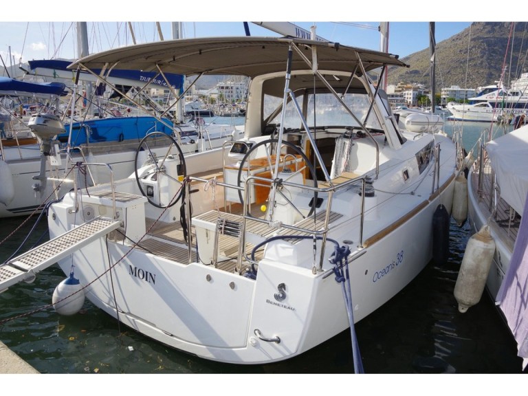 Hire a Bénéteau Oceanis 38 Port de Pollença