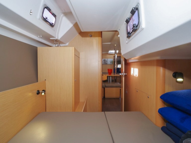 Charter a Bénéteau Oceanis 38 in Port de Pollença on Samboat