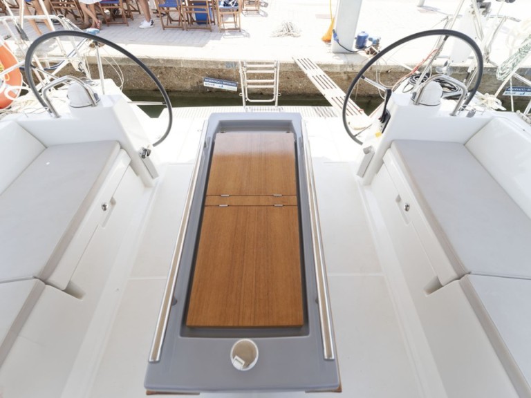 Charter a Bénéteau Oceanis 45 in Port de Pollença on Samboat