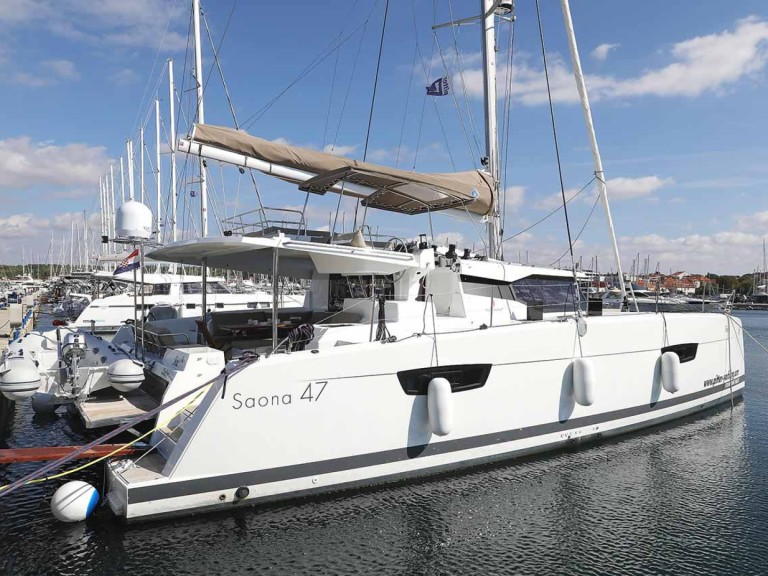 Hire Catamaran Fountaine Pajot with a boat licence