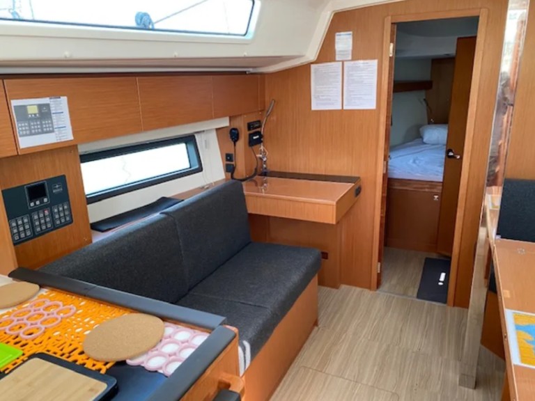 Charter a Bavaria Bavaria C42 in Alimos on Samboat