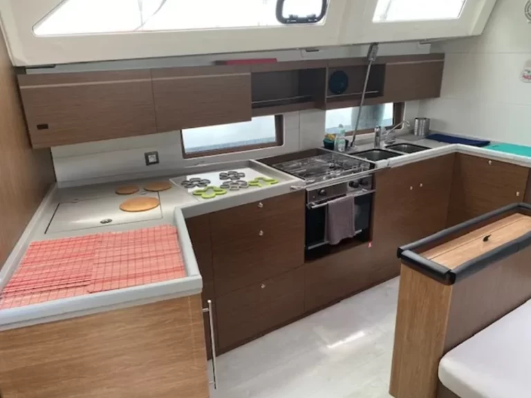 Hire a Bénéteau Oceanis 46.1 Alimos