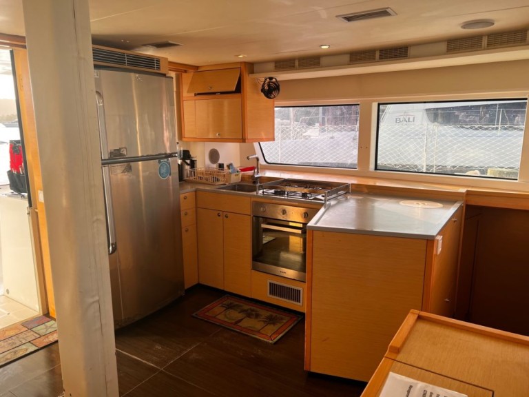 Hire Catamaran Lagoon with a boat licence