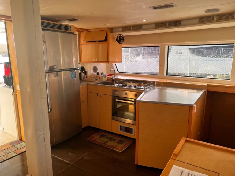 Hire Catamaran Lagoon with a boat licence