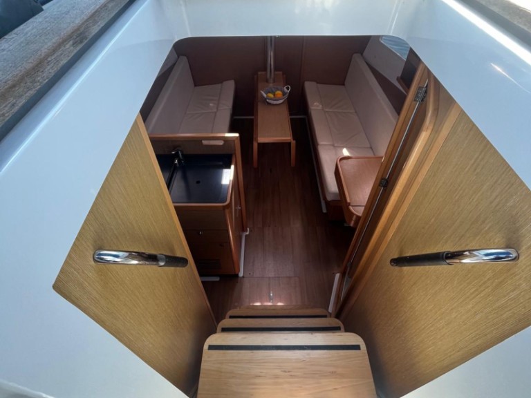 Hire Sailboat Jeanneau with a boat licence