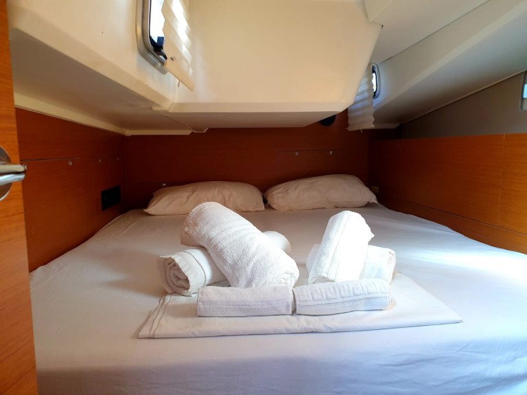 Hire Sailboat Jeanneau with a boat licence