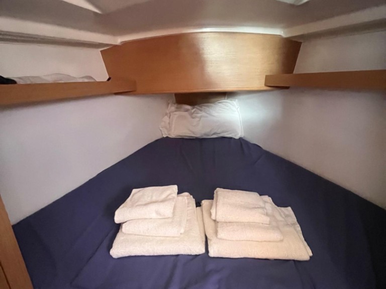 Charter a Jeanneau Sun Odyssey 319 in Cannigione on Samboat