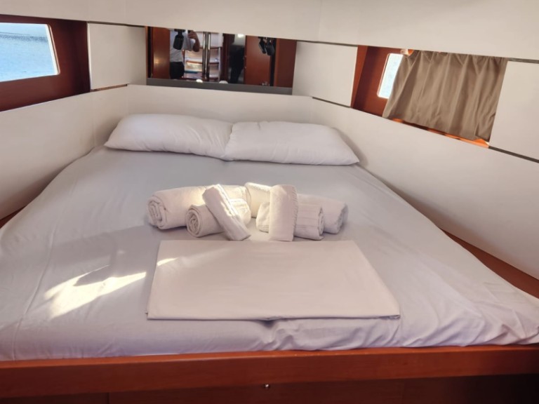 Yacht hire Cannigione cheap Oceanis 38