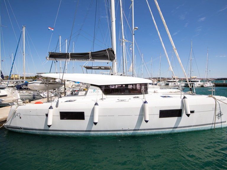 Catamaran to hire Pomer at the best price
