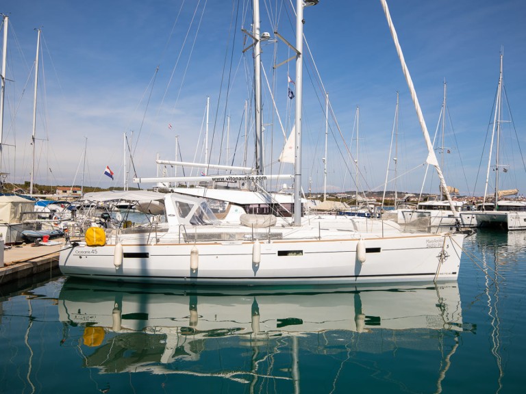 Hire Sailboat with or without skipper Bénéteau Pomer