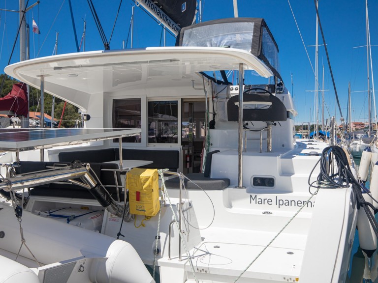 Hire Catamaran with or without skipper Lagoon Pomer