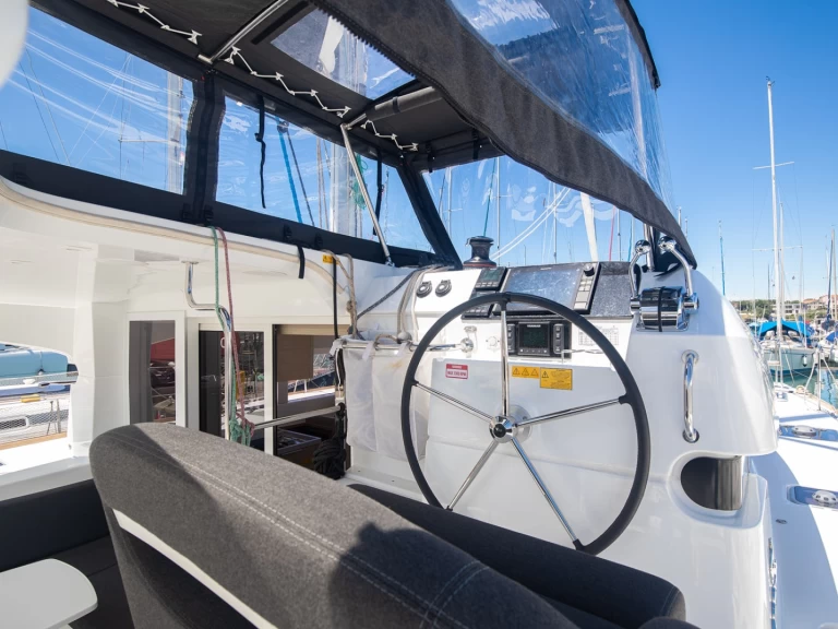 Catamaran to hire Pomer at the best price