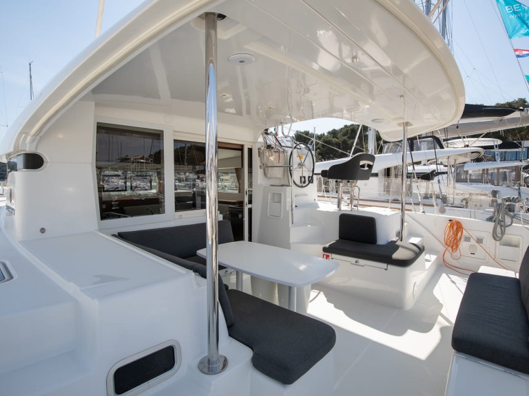 Hire Catamaran Lagoon with a boat licence