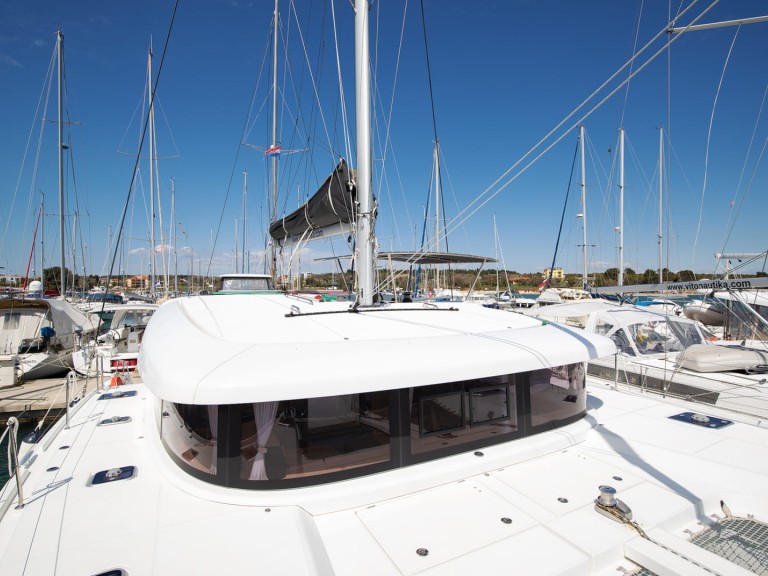 Hire a Lagoon Lagoon 42 Pomer