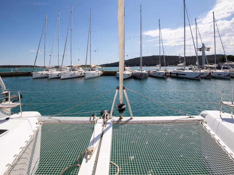 Catamaran hire in Pomer - Lagoon Lagoon 42