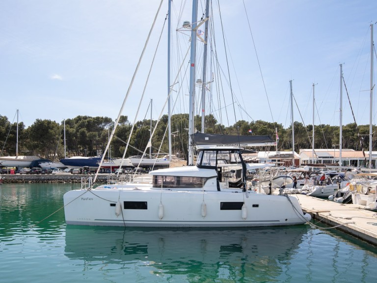 Catamaran to hire Pomer at the best price