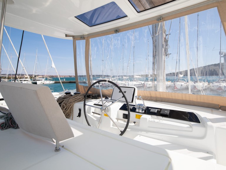 Catamaran to hire Pomer at the best price