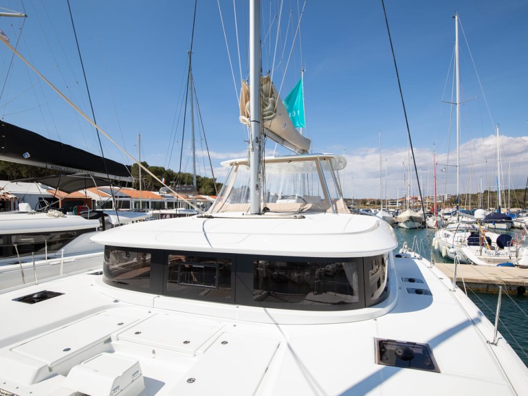 Hire a Lagoon Lagoon 46 Pomer