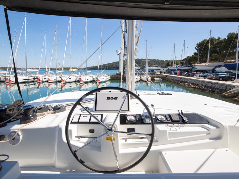 Hire Catamaran with or without skipper Lagoon Pomer