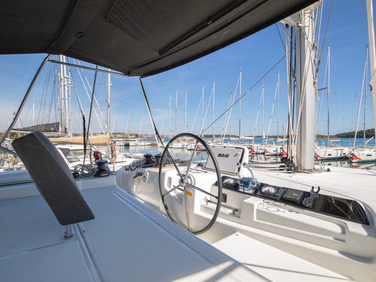 Catamaran to hire Pomer at the best price