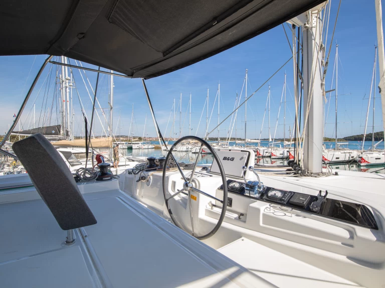 Catamaran to hire Pomer at the best price