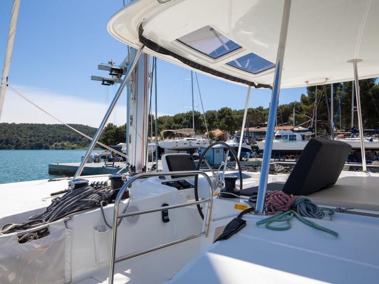 Hire Catamaran Lagoon with a boat licence