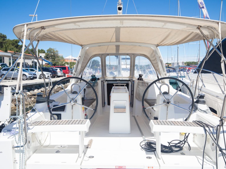 Hire a Bénéteau Oceanis 35 Pomer