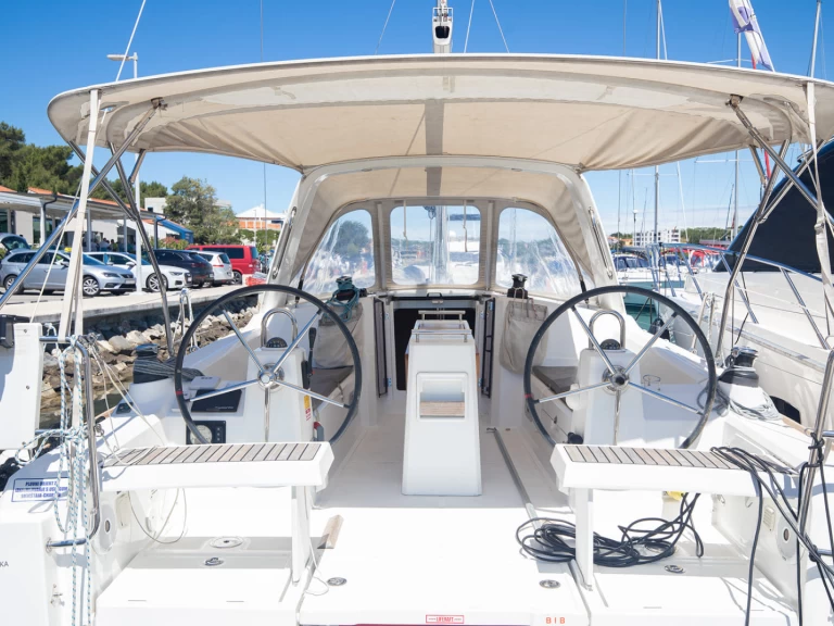 Hire a Bénéteau Oceanis 35 Pomer