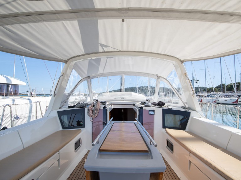 Hire a Bénéteau Oceanis 45 Pomer
