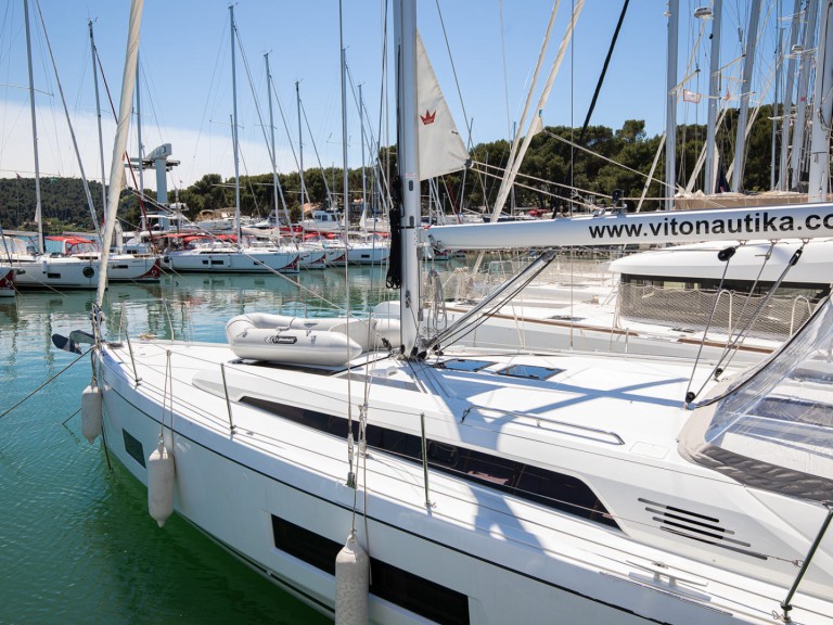 Hire Sailboat with or without skipper Bénéteau Pomer