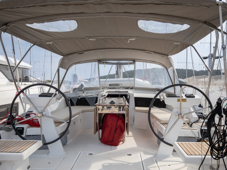 Sailboat to hire Pomer at the best price