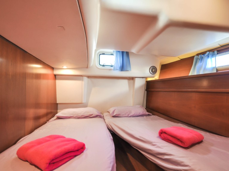 Hire Sailboat Jeanneau with a boat licence