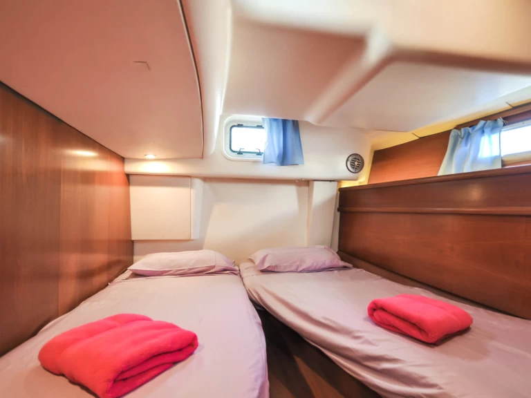 Hire Sailboat Jeanneau with a boat licence