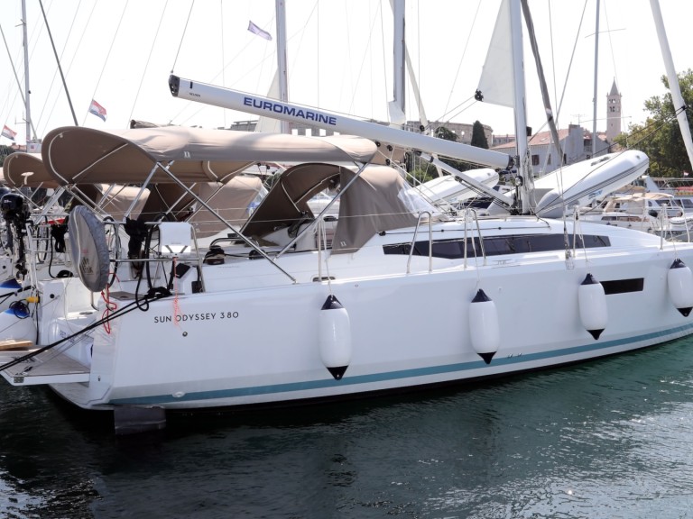 Hire Sailboat Jeanneau with a boat licence