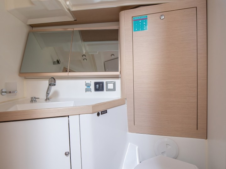 Hire a Bénéteau Oceanis 46.1 Castiglioncello