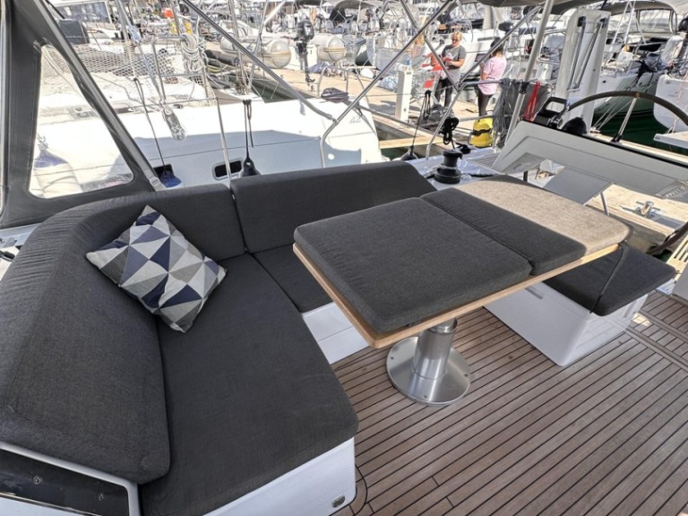 Sailboat to hire Seget Donji at the best price