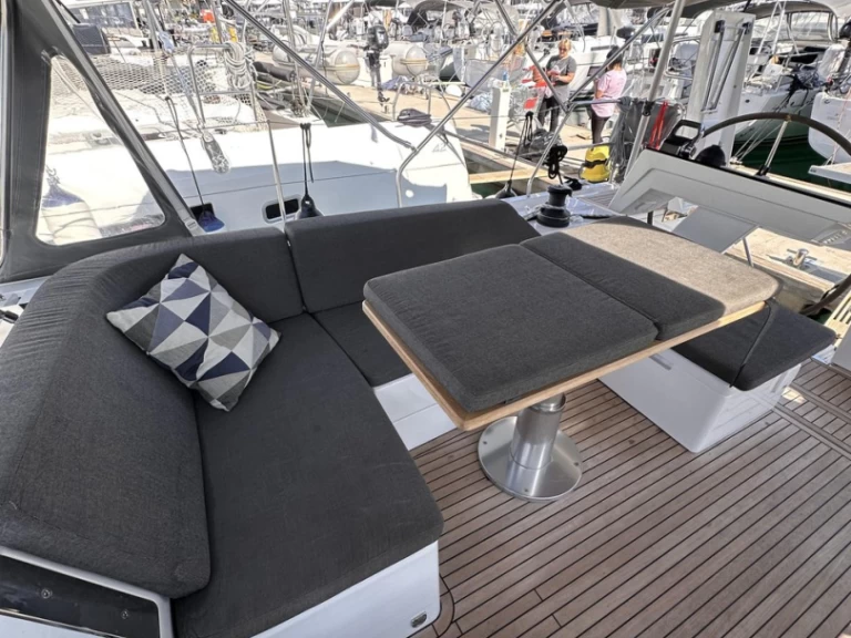 Sailboat to hire Seget Donji at the best price