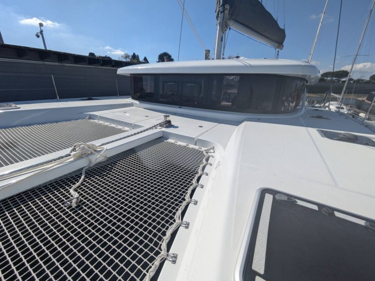 Catamaran hire in Bonifacio - Lagoon Lagoon 42