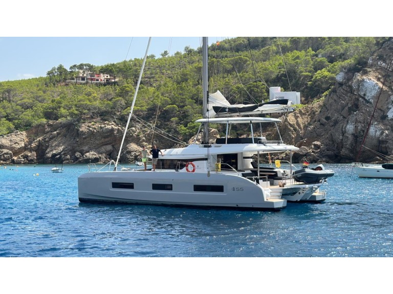 Hire Catamaran Lagoon with a boat licence
