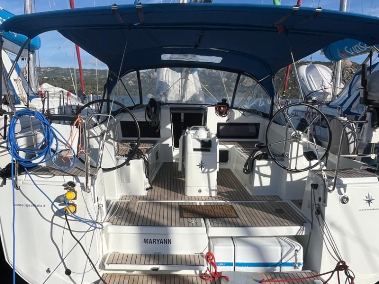 Hire Sailboat Jeanneau with a boat licence