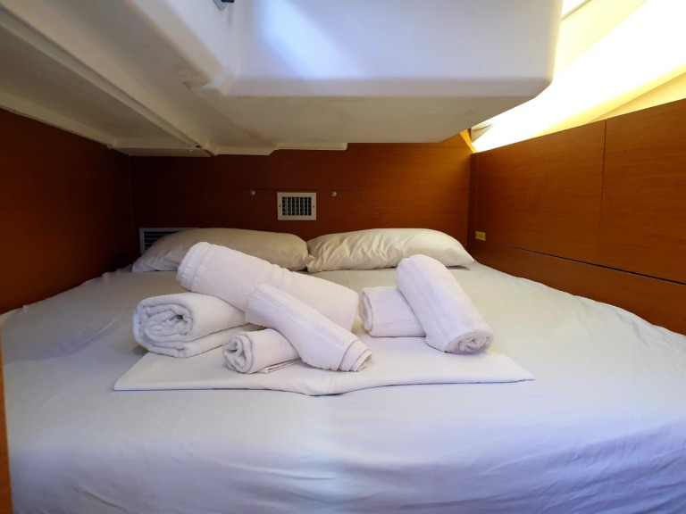 Yacht charter Cannigione - Jeanneau Sun Odyssey 440 on SamBoat