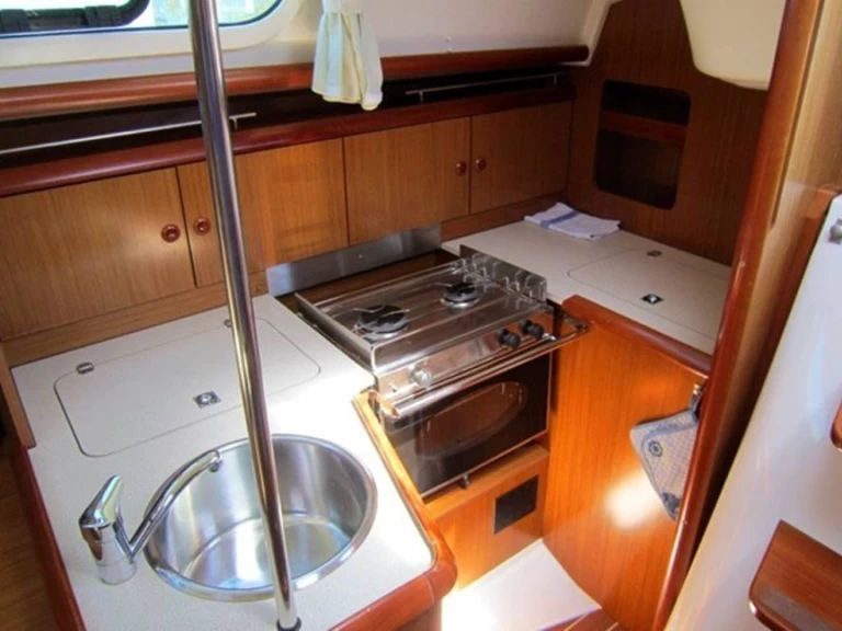 Yacht charter Betina - Jeanneau Sun Odyssey 32i on SamBoat