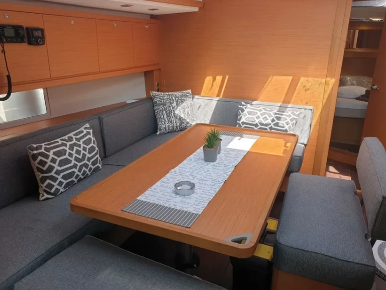 Sailboat to hire Lefkáda at the best price