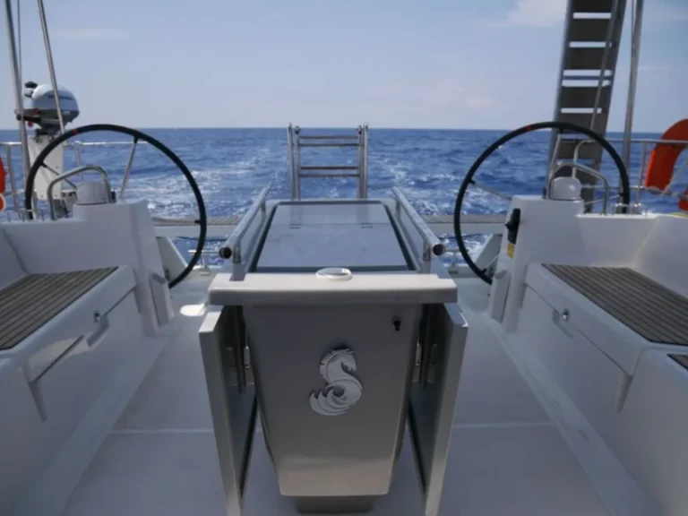 Hire a Bénéteau Oceanis 45 Lefkáda