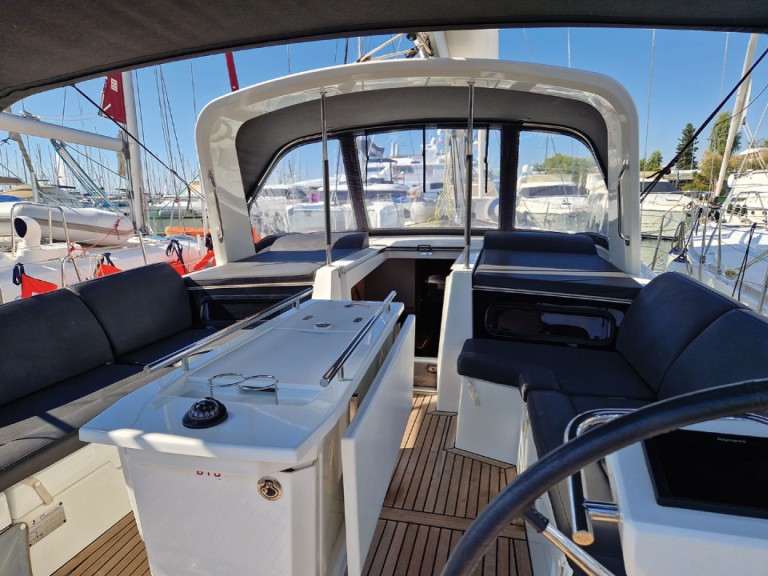 Charter a Bénéteau Oceanis 46.1 in Alimos on Samboat