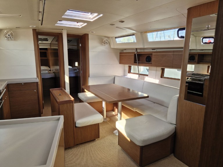 Bénéteau Oceanis 46.1 charter bareboat or skippered in  Alimos