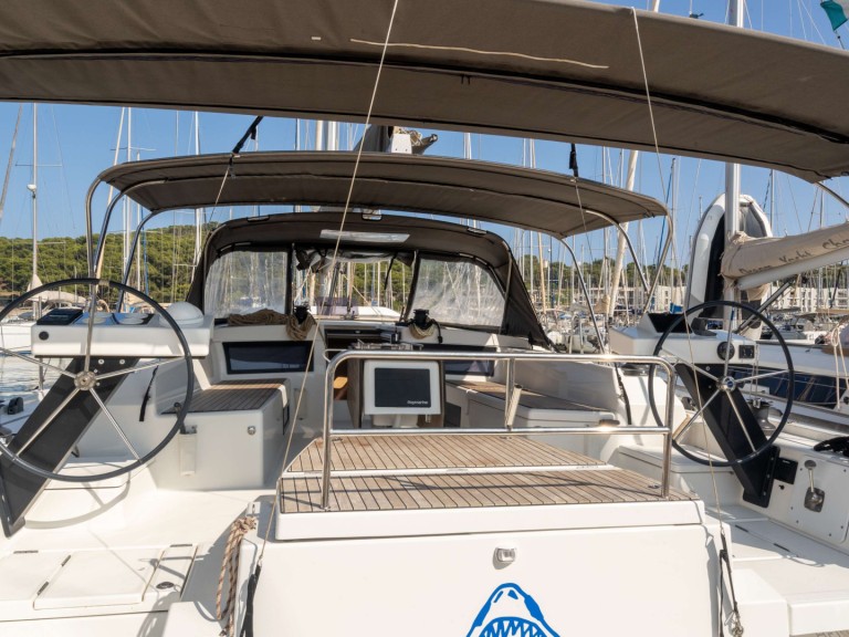 Hire a Dufour Dufour 470 Saint-Mandrier-sur-Mer