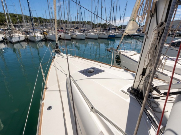 Hire a Jeanneau Sun Odyssey 389 Saint-Mandrier-sur-Mer