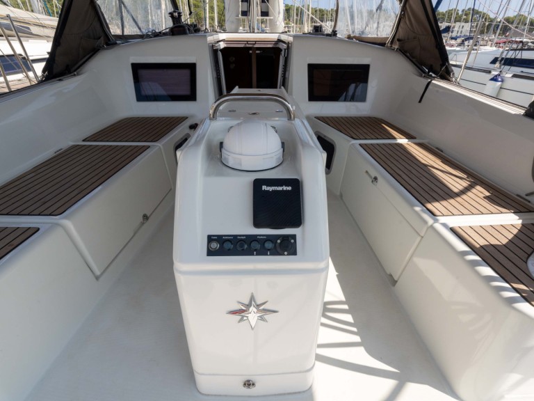 Hire Sailboat with or without skipper Jeanneau Saint-Mandrier-sur-Mer