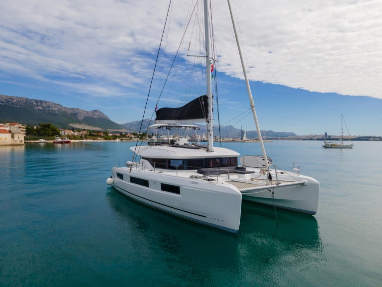 Hire Catamaran Lagoon with a boat licence